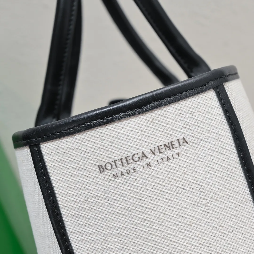 Batch 2000 B family new model is here🎈 The large Arco Tote has always been popular with everyone. This one is made of canvas and cowhide. The main material is canvas, so it is lighter than the usual tote. After the leather edges are spliced, the whole bag is more three-dimensional and has shape! The workmanship quality is instantly praised. It is suitable for all people, including mothers and office workers. A large-capacity and convenient tote bag! The black and white color scheme is very easy to match with every day. The girl with temperament will get it! Size 47x13x33, model: 9890#